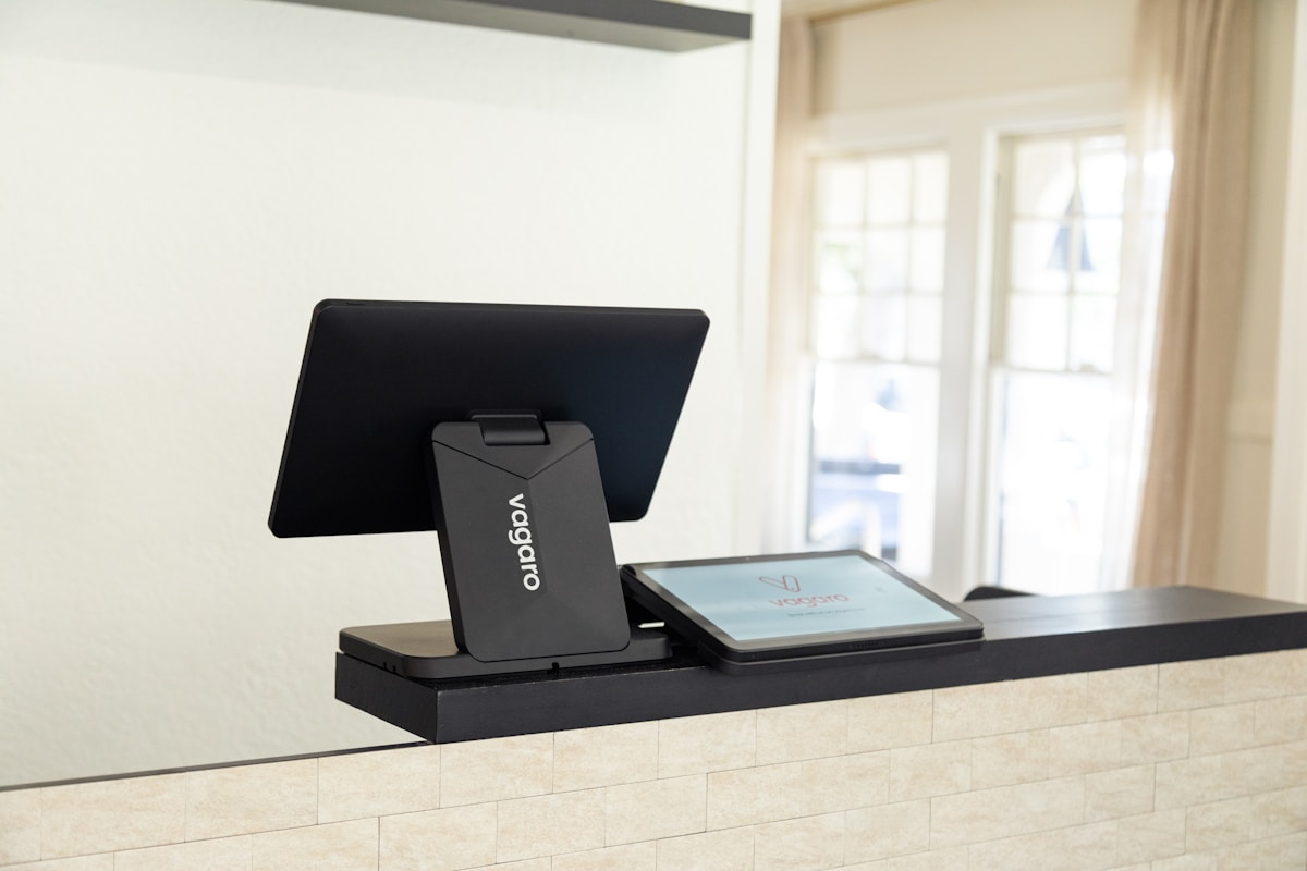 Tablette numérique, support de bureau, écran plat, fenêtres, intérieur moderne.