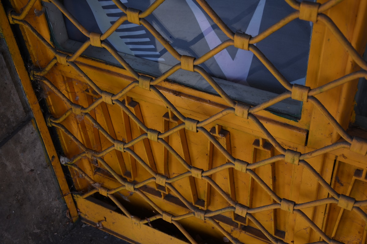 Motif géométrique abstrait de formes triangulaires jaunes et bleues.