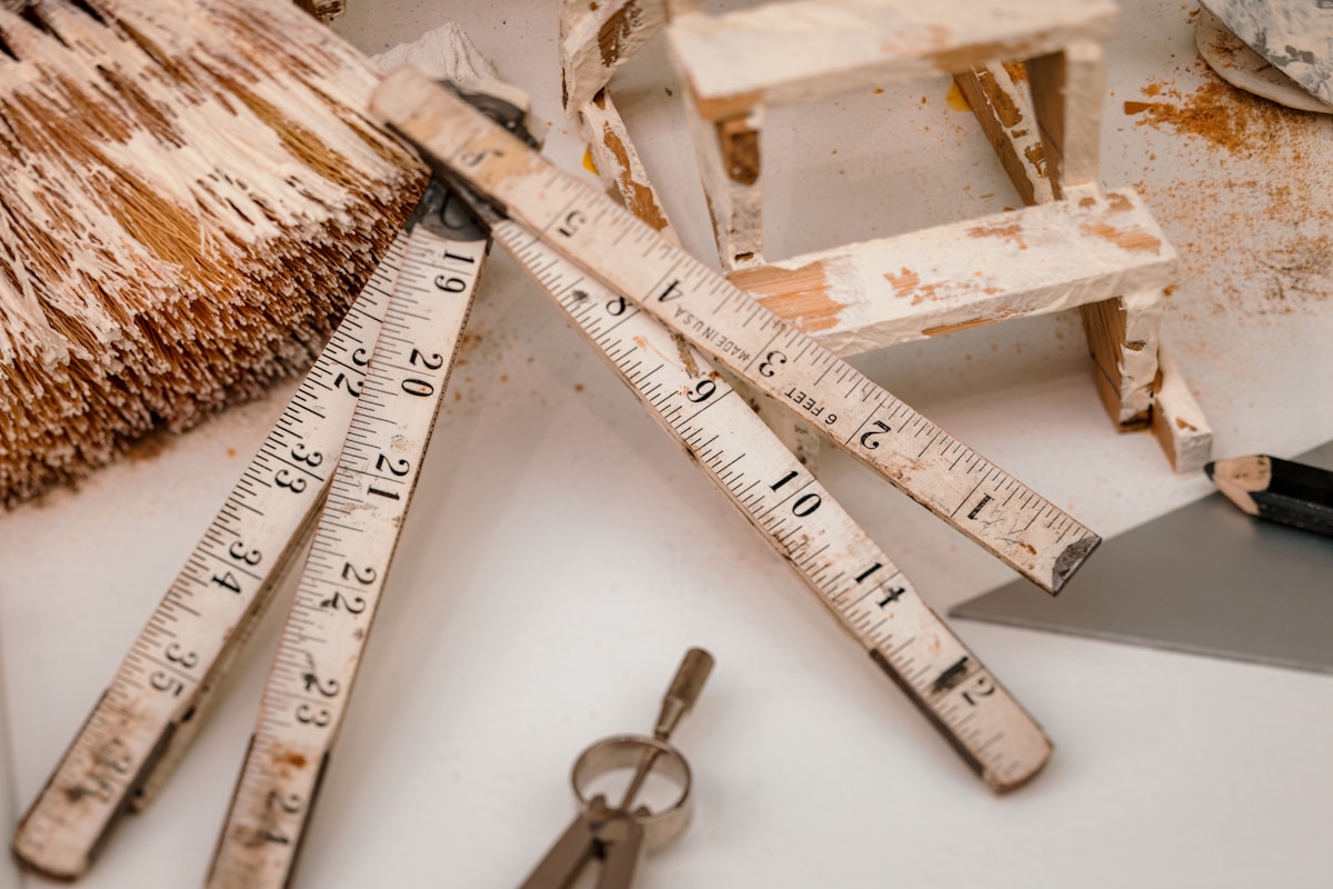 Outils de mesure et de construction en bois usagés.