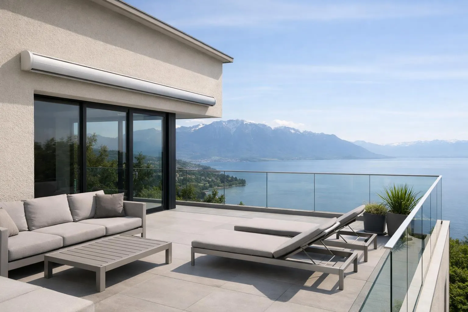 Terrasse avec vue panoramique sur le lac et les montagnes.