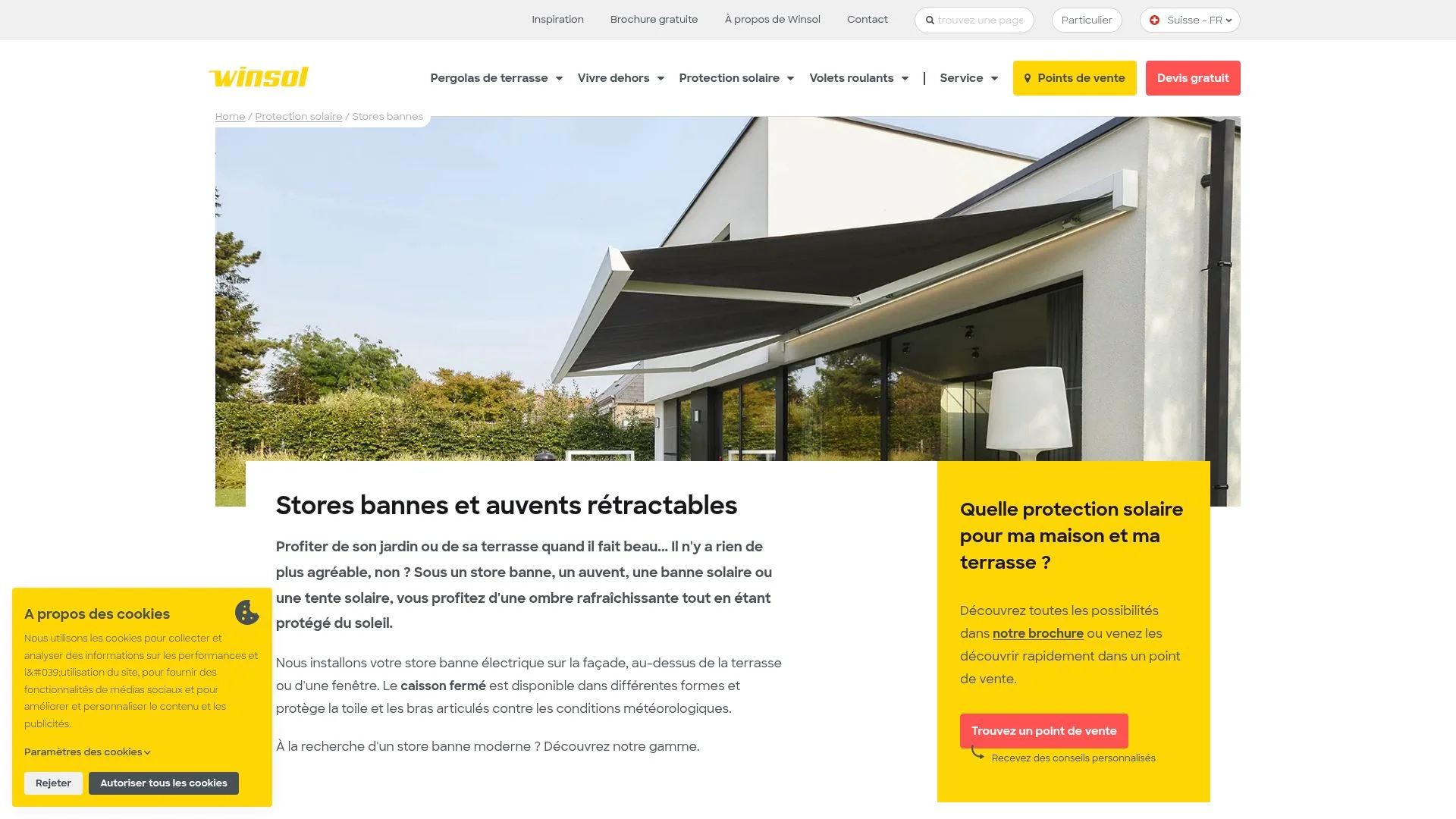Façade de maison avec stores bannes et auvents rétractables.