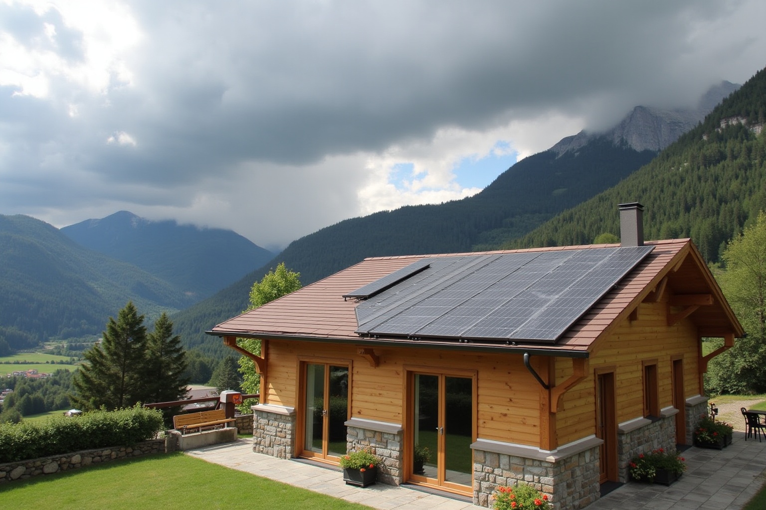 Chalet de montagne avec panneaux solaires sur le toit, entouré de forêts et de montagnes.