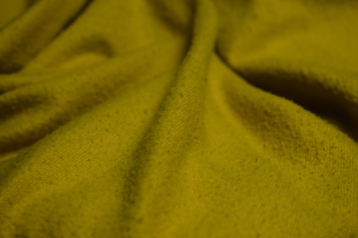 Texture veloutée et ondulée de couleur jaune moutarde.