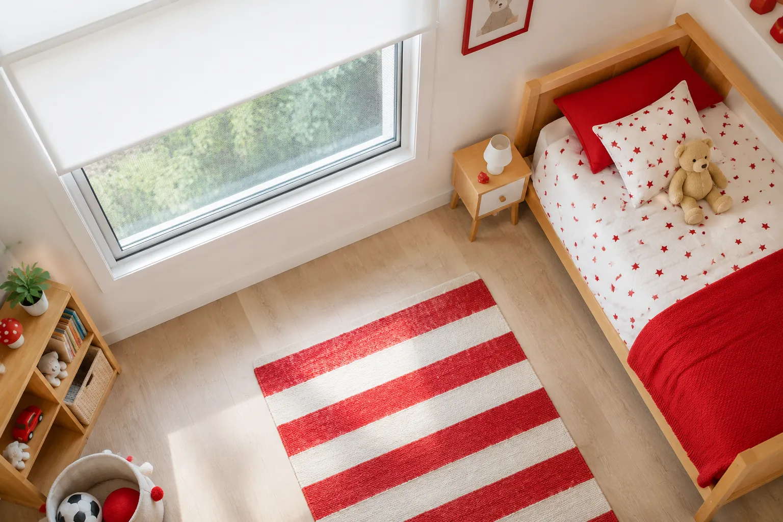 Chambre d’enfant rouge et blanche avec lit et ours en peluche