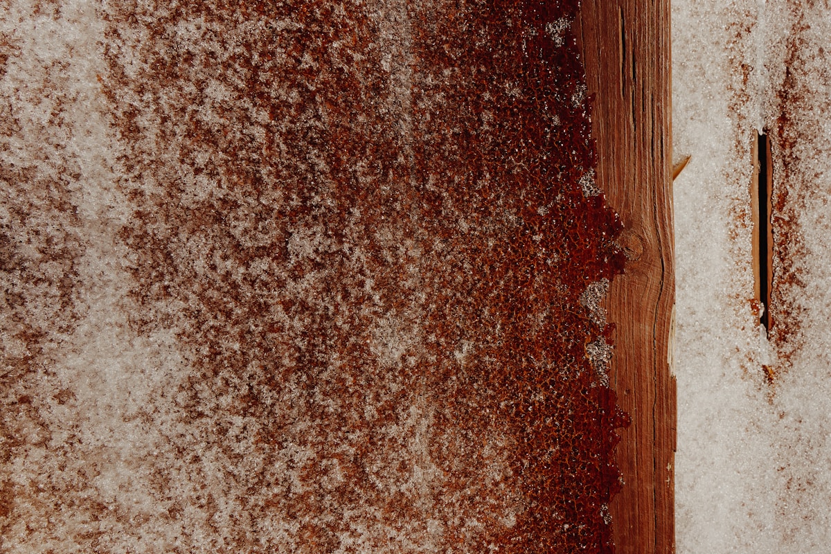 Un mur avec des taches brunes.