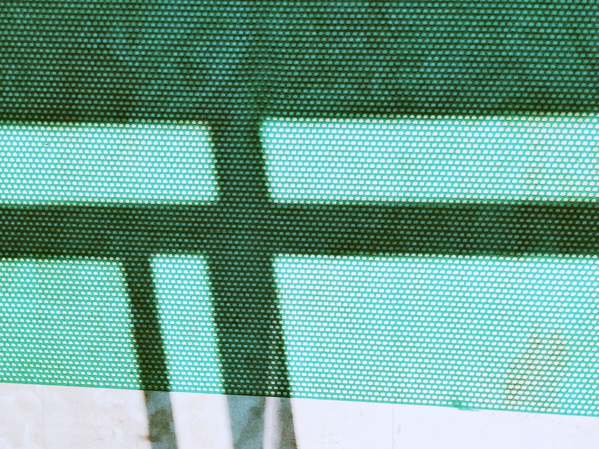 Motif géométrique vert et blanc abstrait.