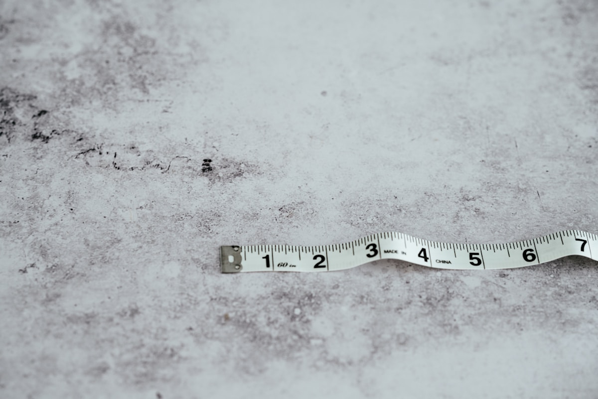 Règle à mesurer sur une surface enneigée.