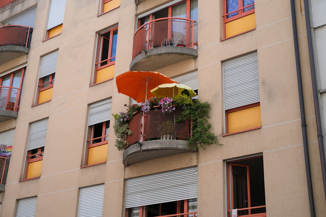 stores pour balcon en ppe : que dit le règlement ? - a building with a balcony and a potted plant on the balcony
