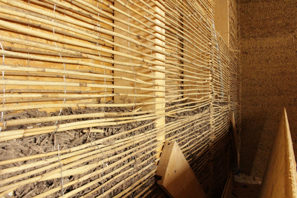 Mur de bambou tressé avec des éléments de bois naturel.