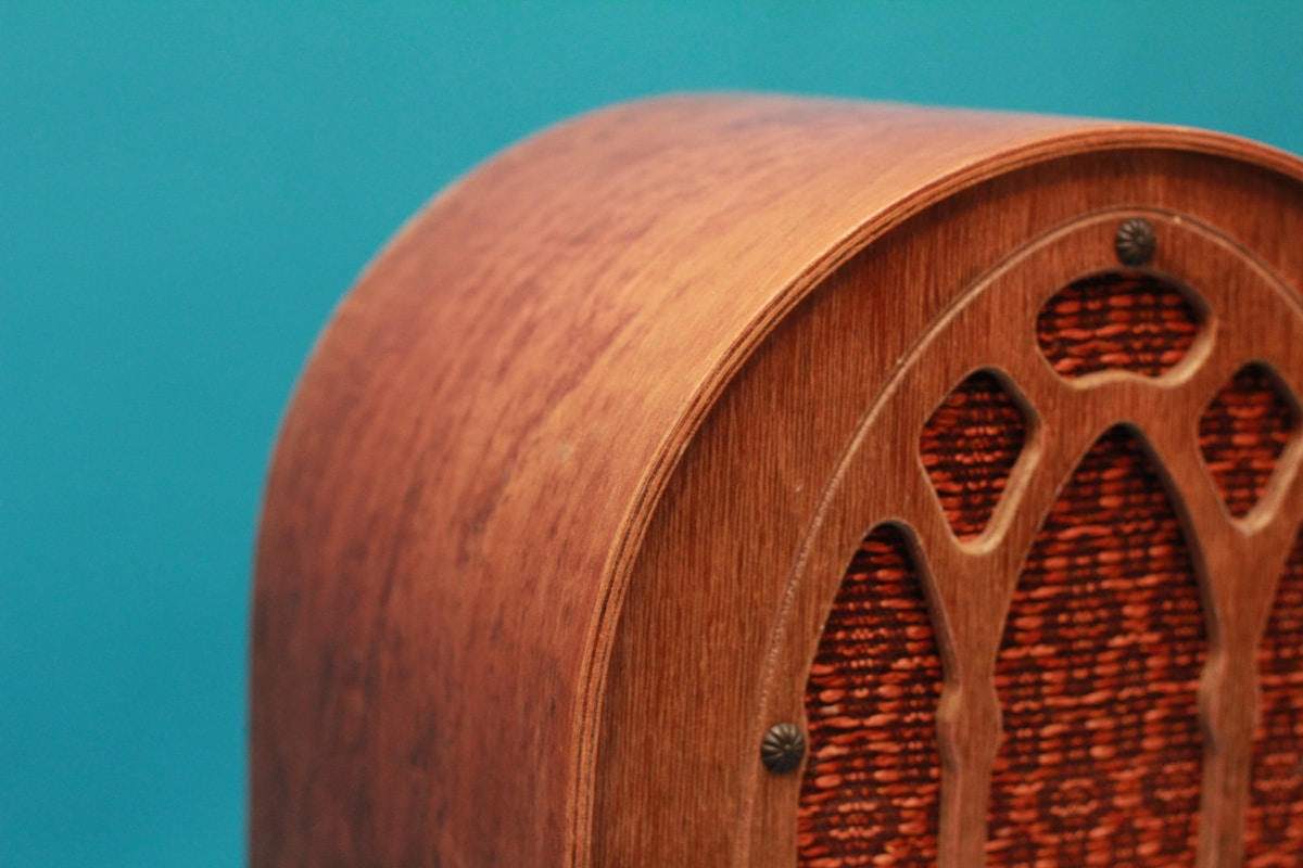 Cathédrale en bois brun avec un poste de radio