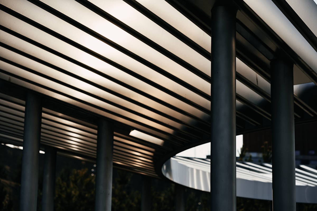 Lignes géométriques, ombres et lumière, architecture moderne.