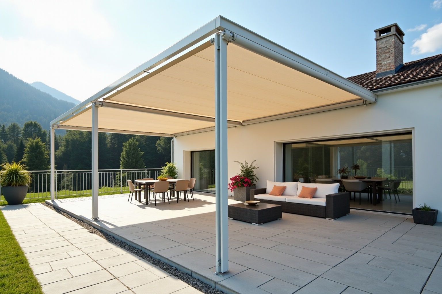 Terrasse couverte avec mobilier de jardin moderne et vue sur la nature.