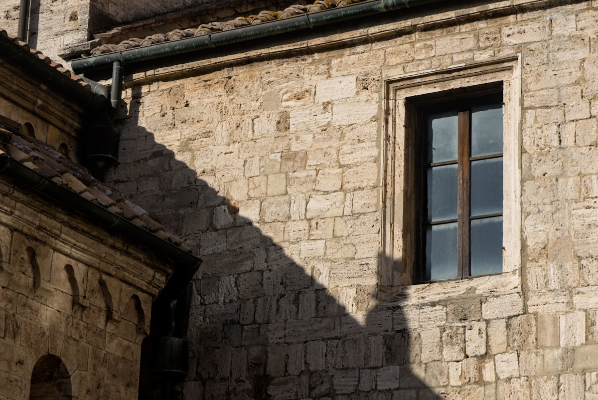 Un bâtiment de pierre avec une horloge sur le côté.