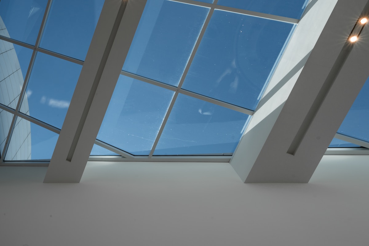 Fenêtre de toit avec ciel bleu et nuages.