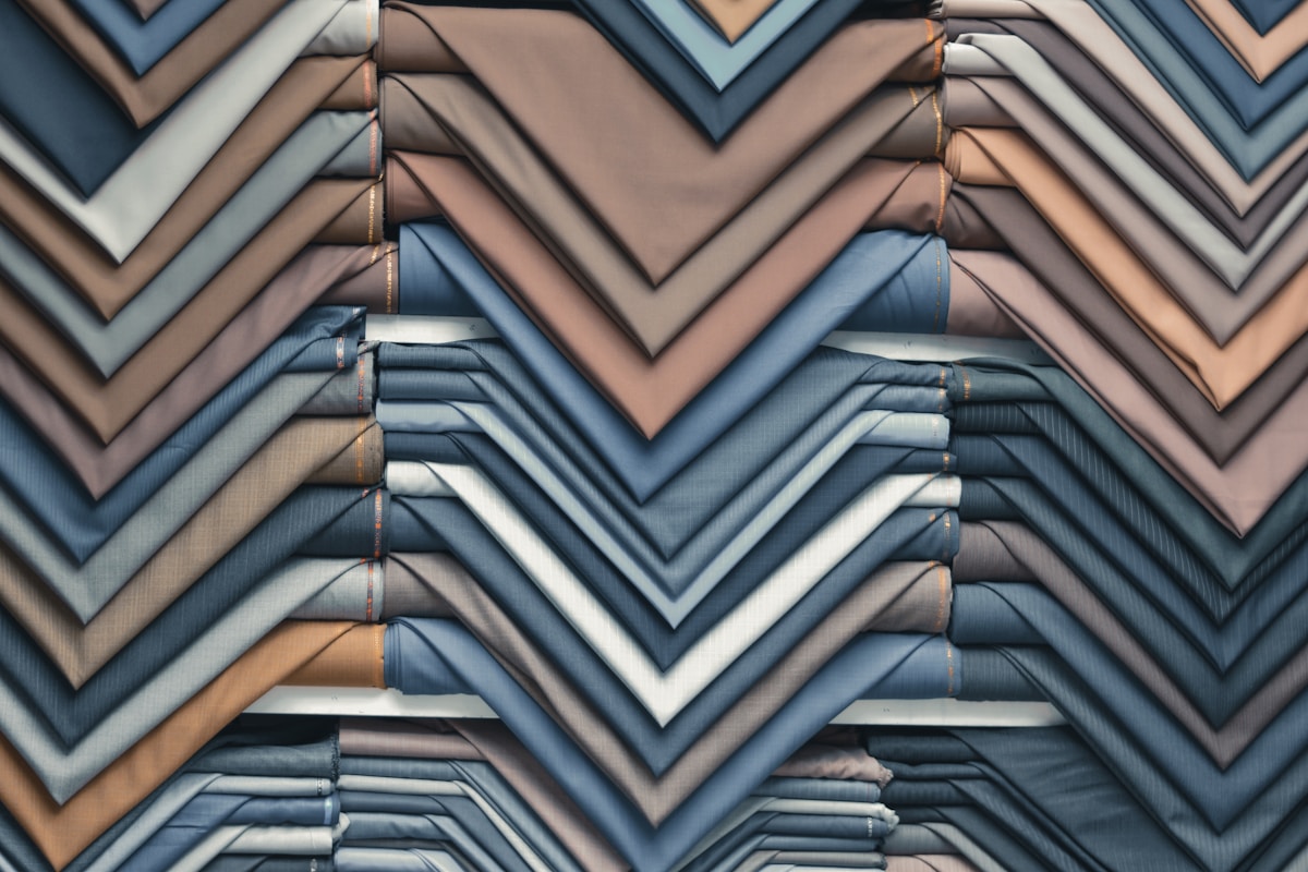 Motifs géométriques abstraits en tons de bleu, gris et beige.
