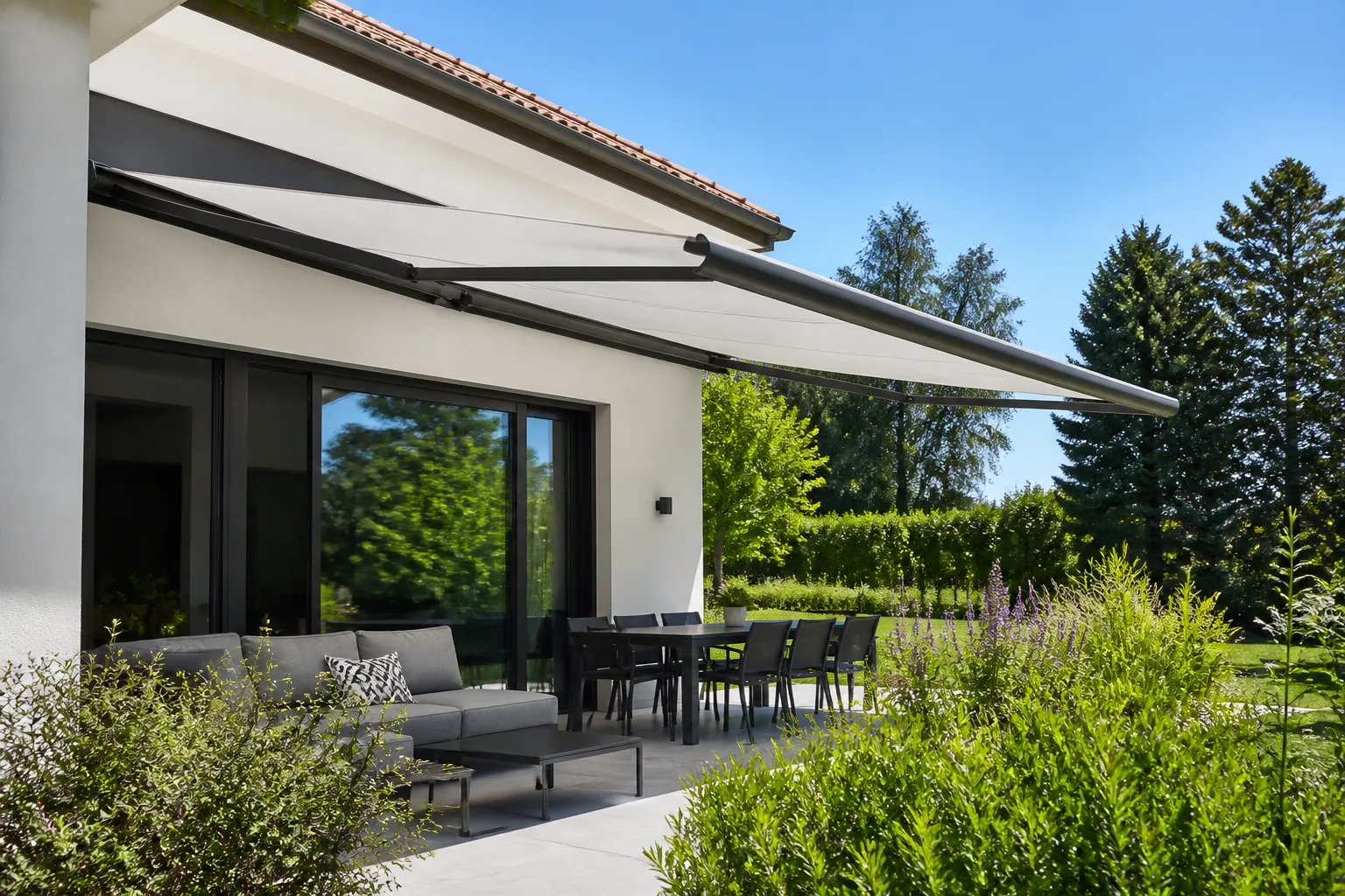 Terrasse couverte avec mobilier de jardin, vue sur jardin verdoyant.