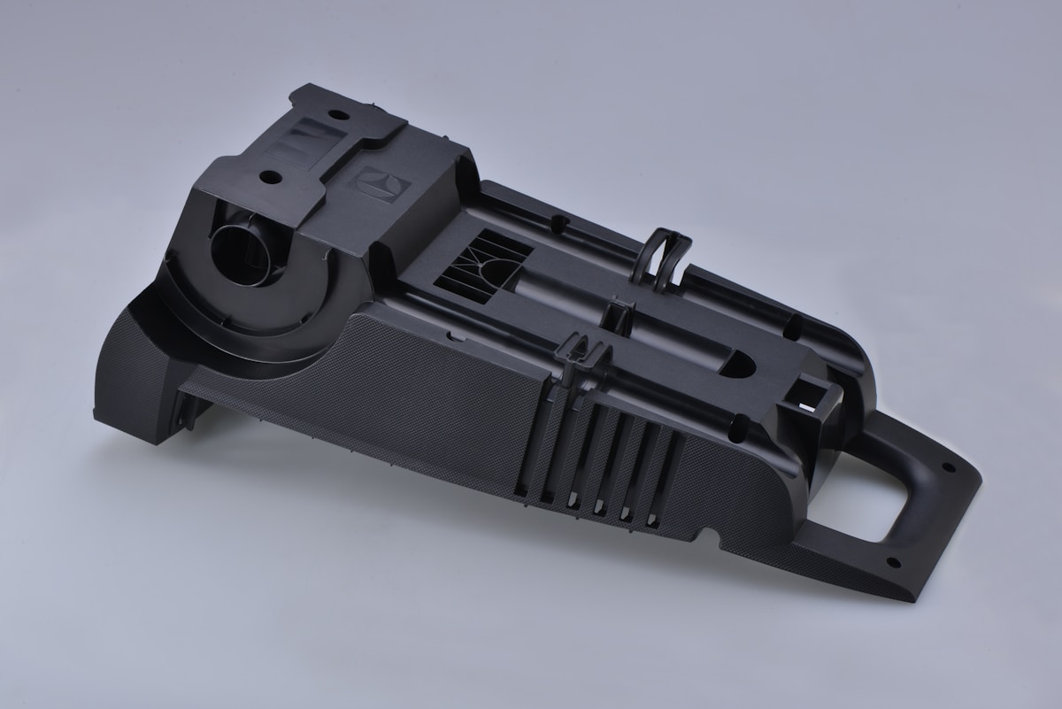 Pistolet de poing noir avec détails techniques.