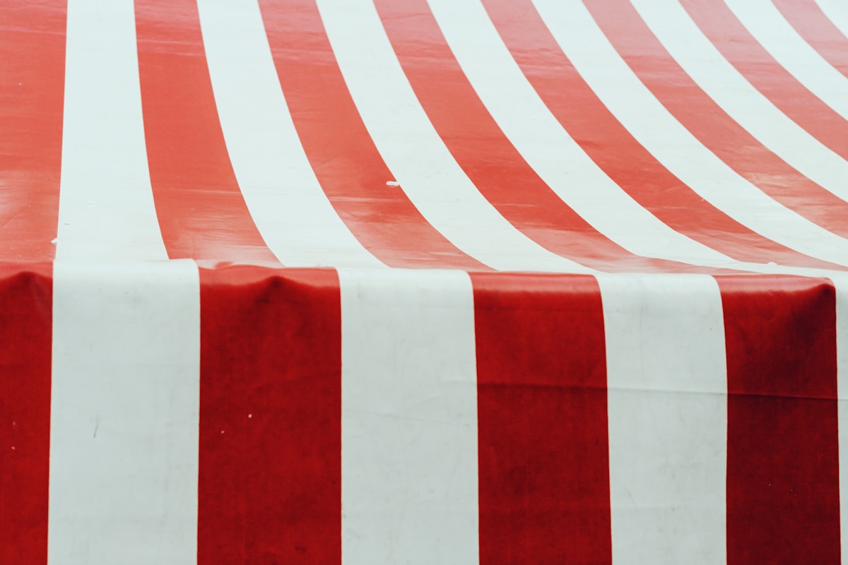 Motif de rayures rouges et blanches sur un fond.