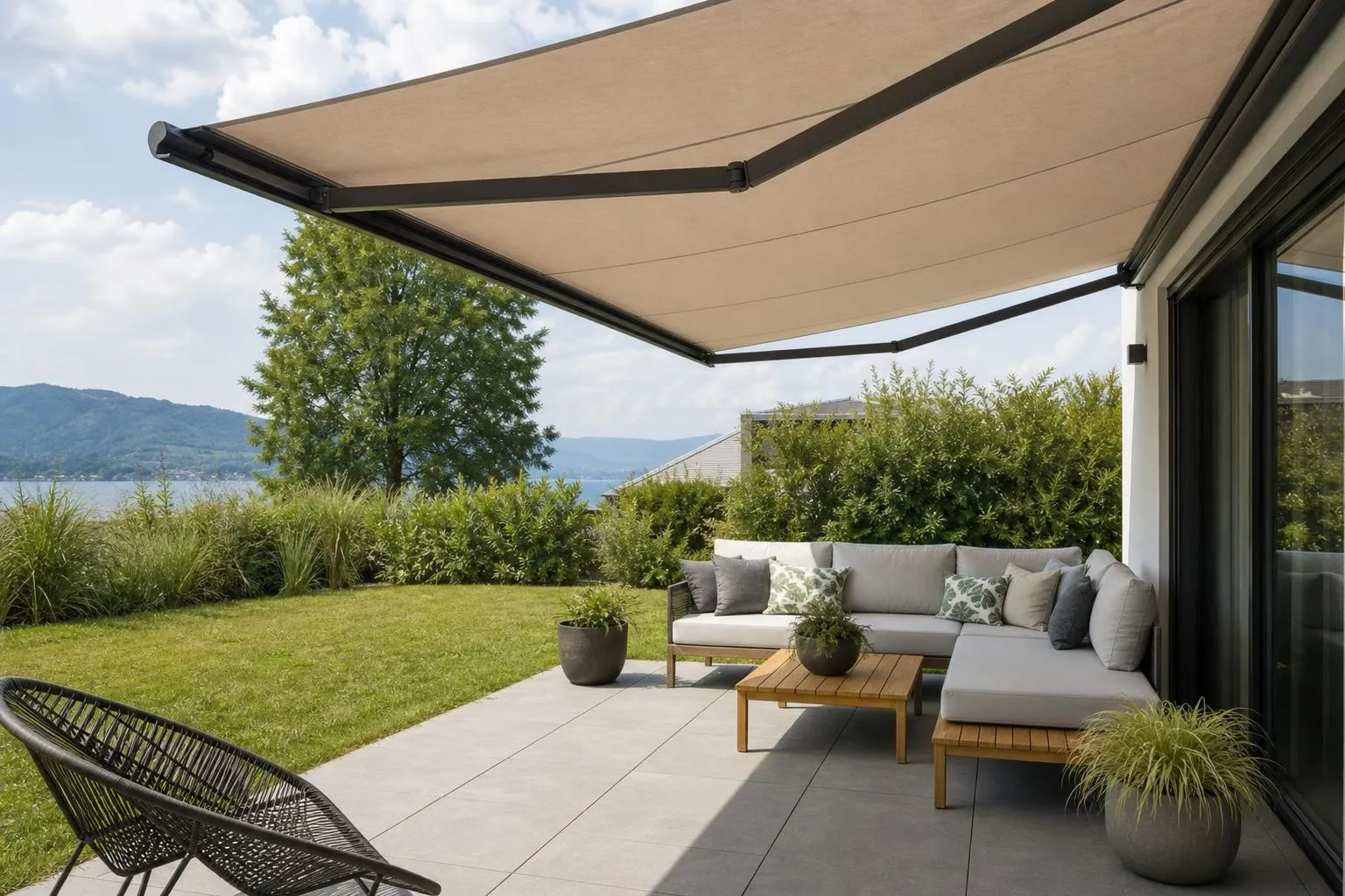 Terrasse extérieure avec mobilier de jardin, parasol et vue sur la nature.
