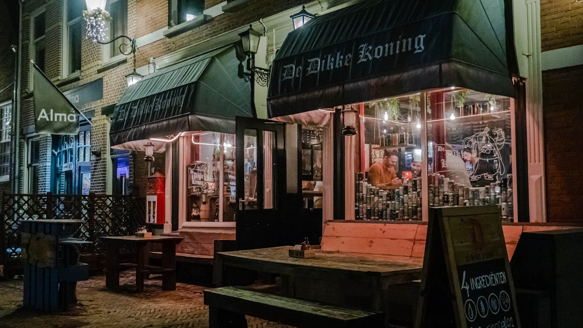 Devanture de restaurant de spécialités néerlandaises la nuit.