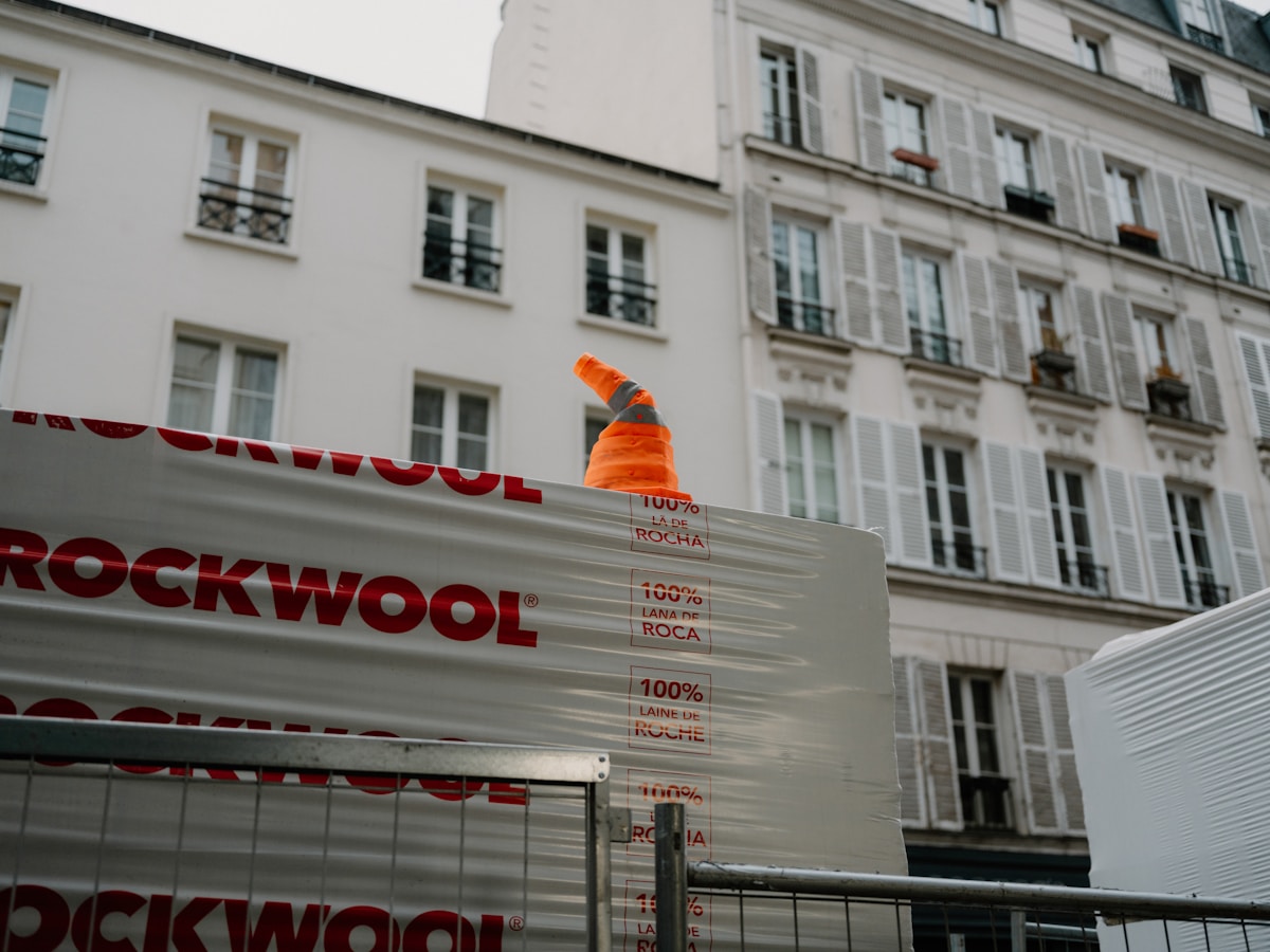 Bâtiment parisien avec panneau publicitaire de laine de roche Rockwool.