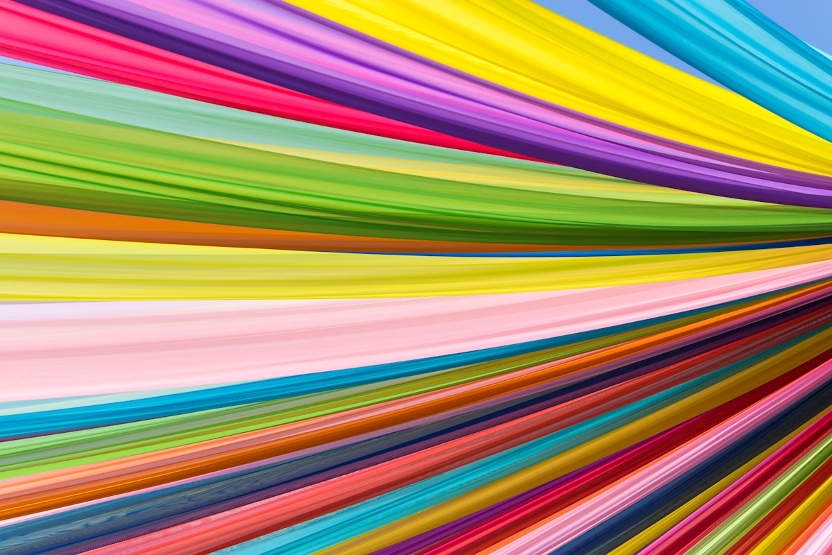 Motifs colorés et dynamiques de lignes ondulées et rayures multicolores.