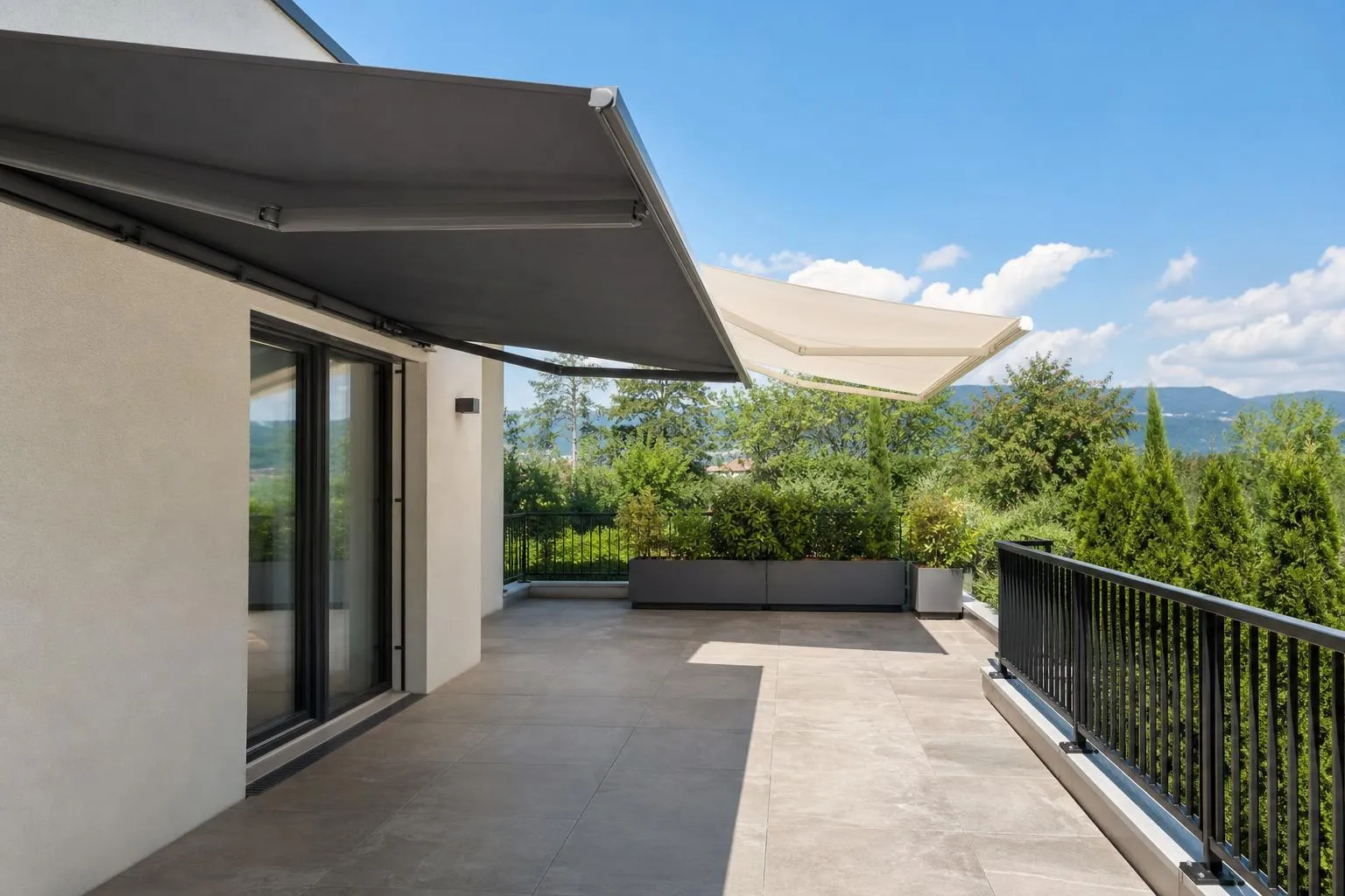 Terrasse extérieure avec store rétractable, vue sur la nature.