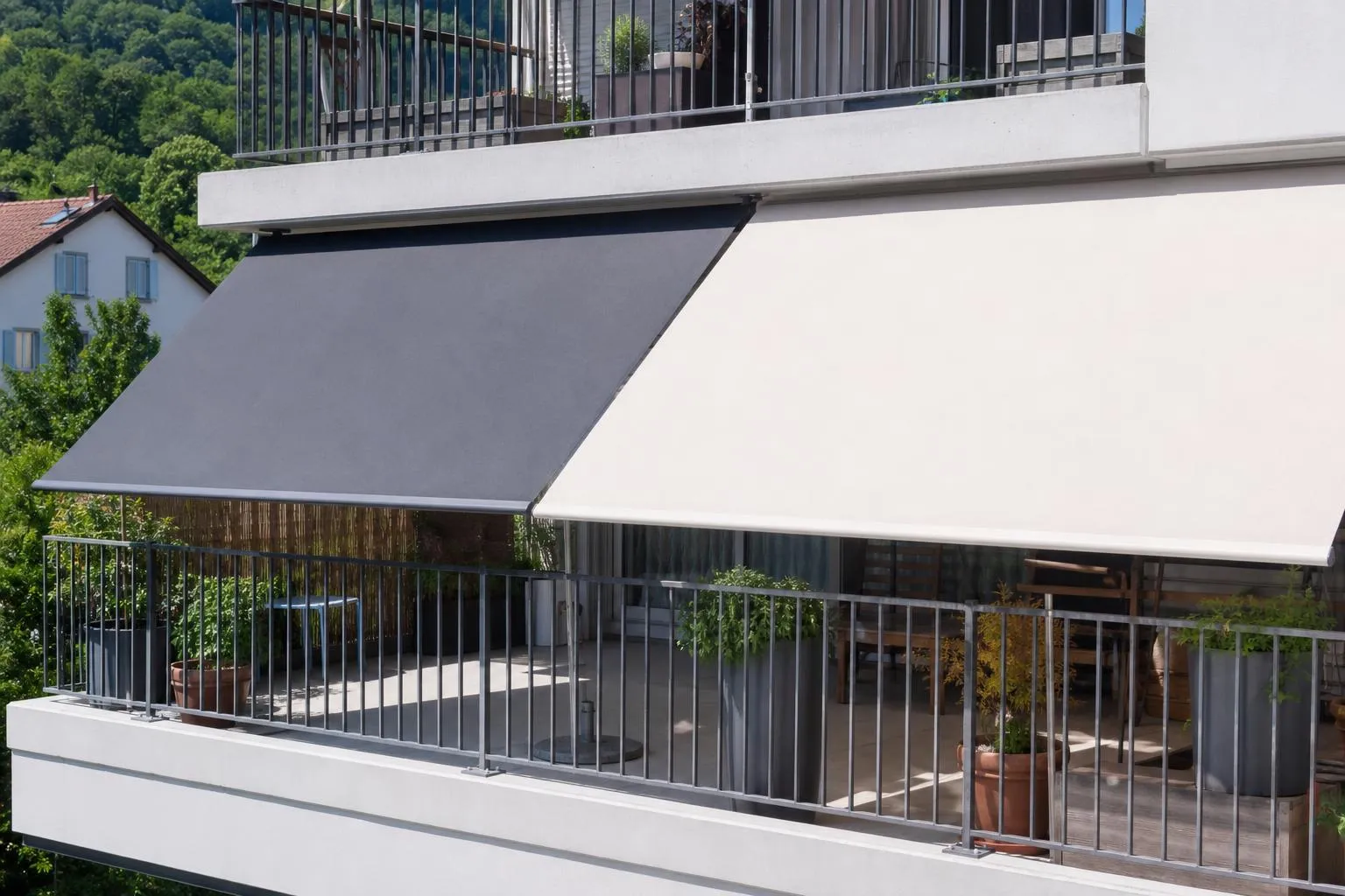 Balcon moderne avec stores rétractables et garde-corps en métal.