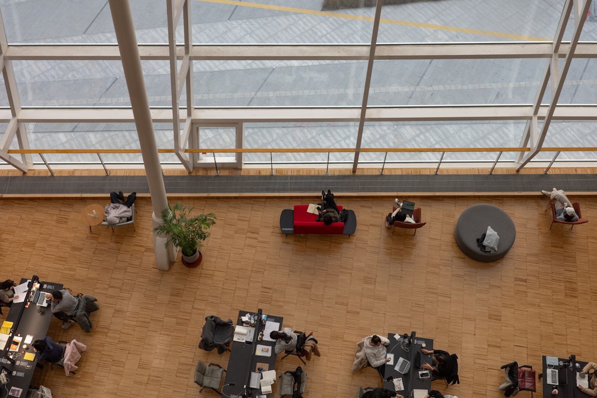 Des employés travaillant à leurs bureaux dans un espace de bureau moderne.