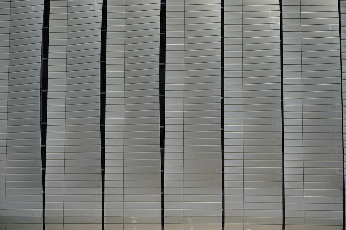Mur de panneaux gris métalliques alignés verticalement.