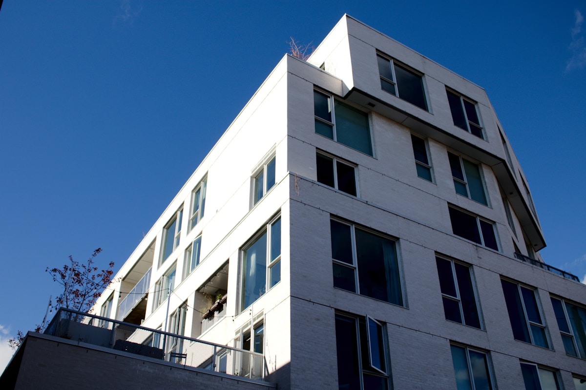Bâtiment moderne à plusieurs étages avec fenêtres et balcons.