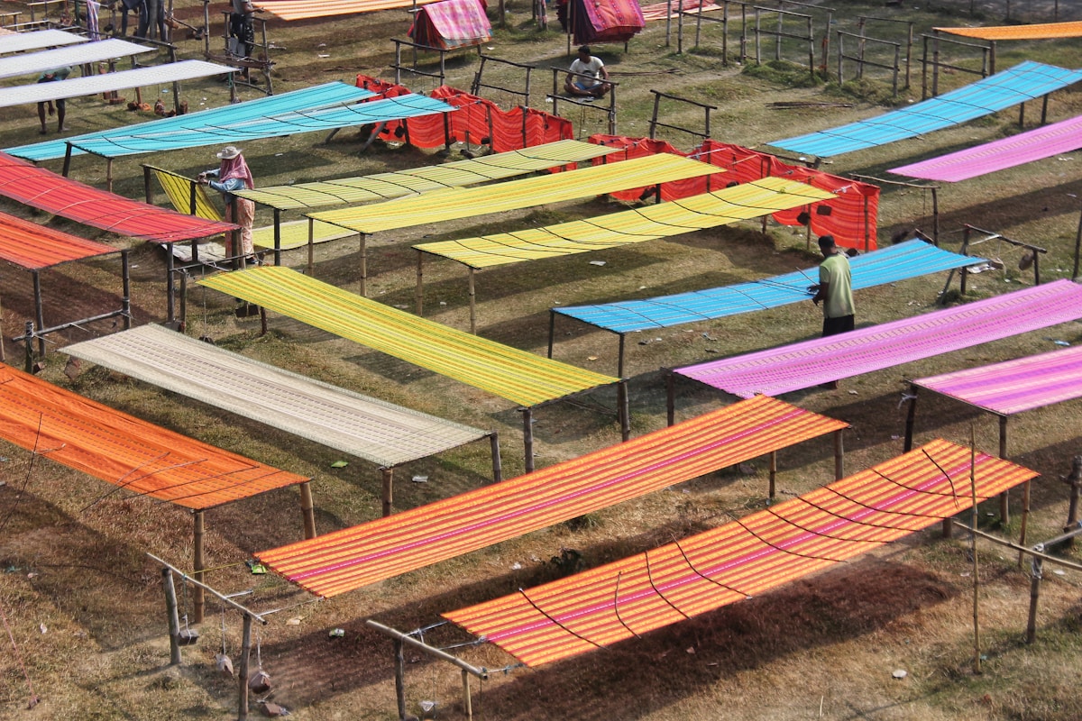 Structures colorées et multicolores sur un terrain herbeux.