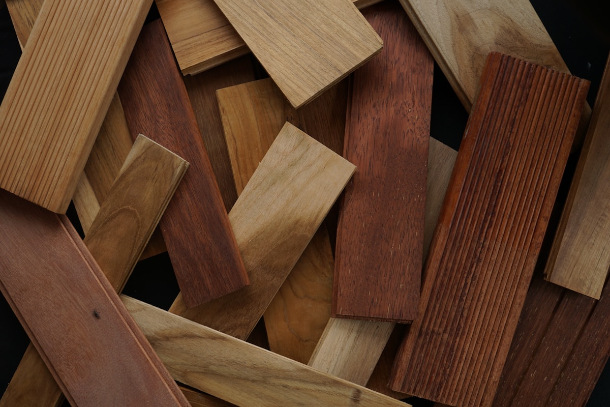 Morceaux de bois de différentes essences et textures empilés.