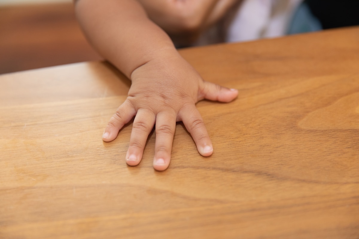 Une main de bébé en gros plan.