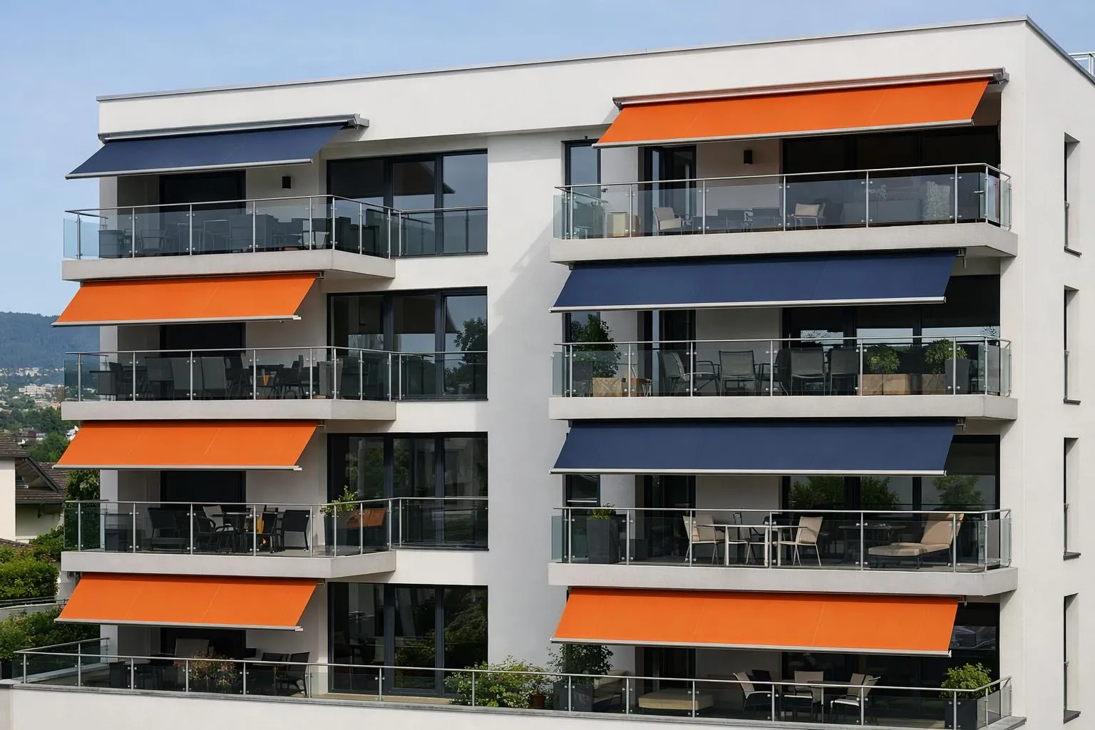 Immeuble moderne à appartements avec balcons vitrés et stores orange.