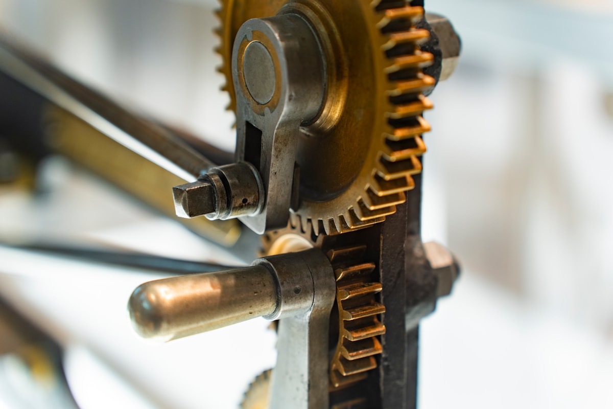 Engrenages mécaniques rouillés et usagés d'un ancien mécanisme.