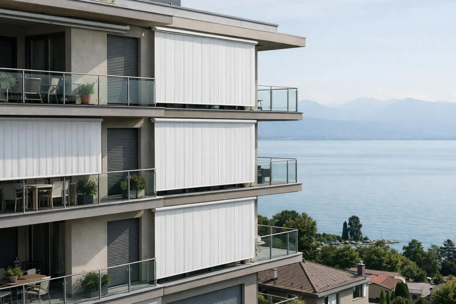 Immeuble moderne avec balcons et vue panoramique sur le lac.