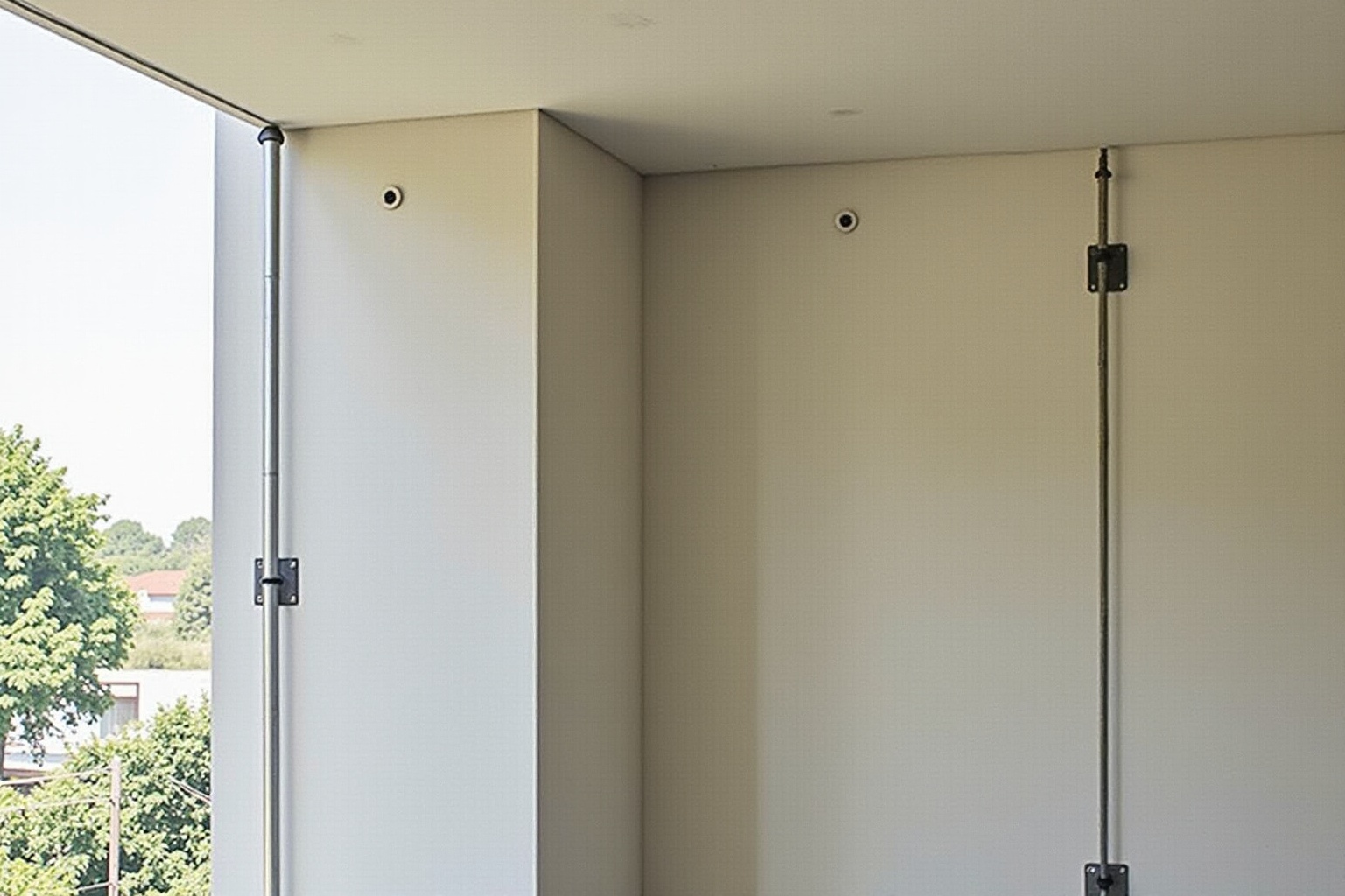 Intérieur minimaliste avec fenêtre panoramique et murs beiges.