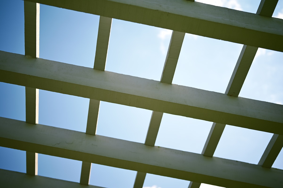 Structure en bois avec ouvertures contre le ciel bleu.