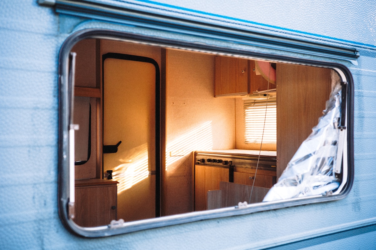 Intérieur d'un camping-car avec aménagement en bois.