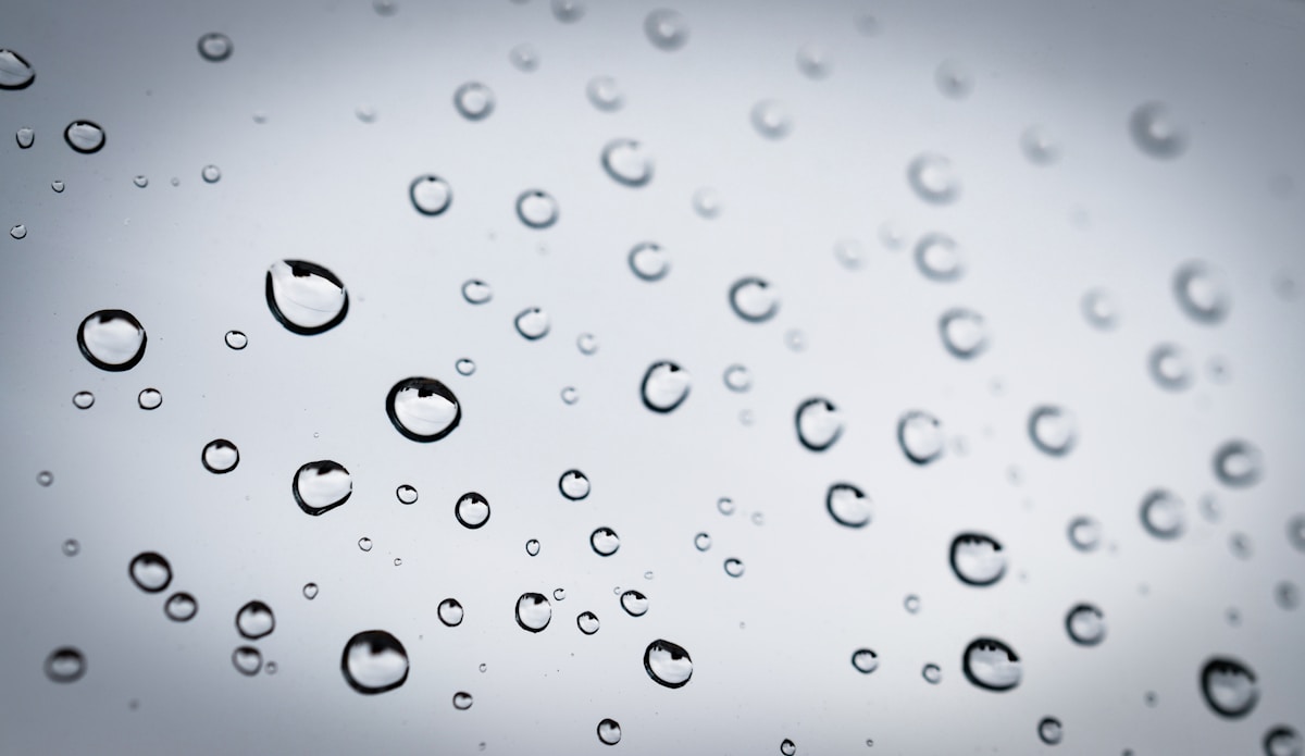 Gouttelettes d'eau sur un panneau de verre.