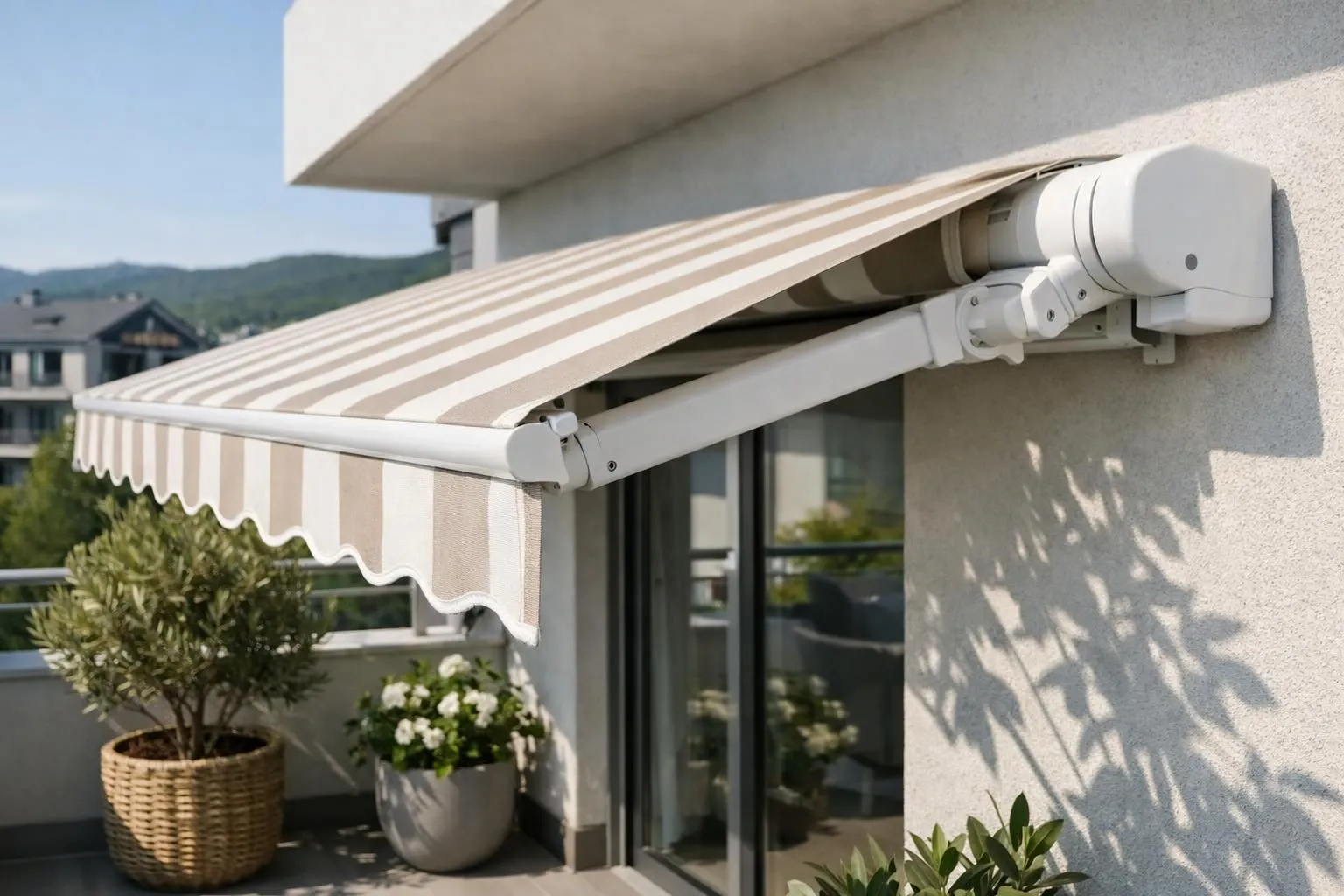 Un auvent rétractable moderne avec un tissu rayé beige et blanc, étendu sur un balcon d'appartement suisse douillet, un support de montage motorisé visible sur le mur, des plantes en pot en dessous projetant de douces ombres, un cadre résidentiel contemporain épuré.