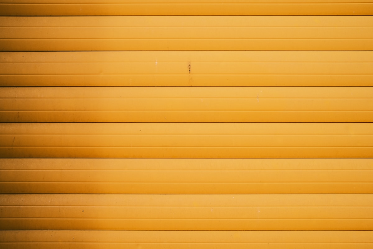 Panneau de bois jaune aux lignes horizontales parallèles.