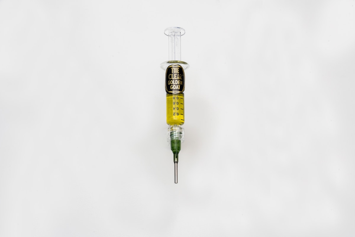 Seringue médicale remplie d'un liquide jaune avec une graduation.