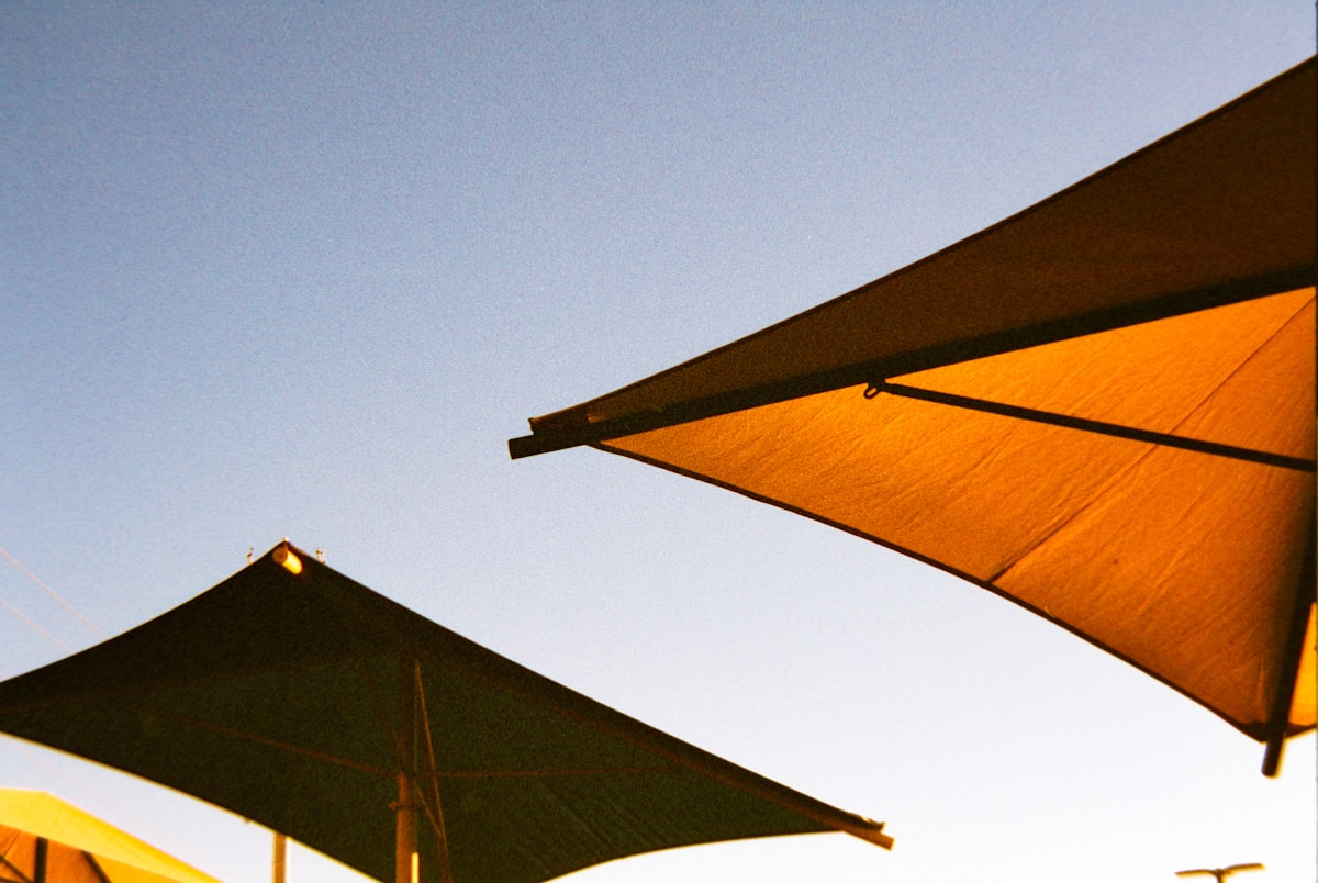 Deux grands parasols contre un ciel bleu limpide