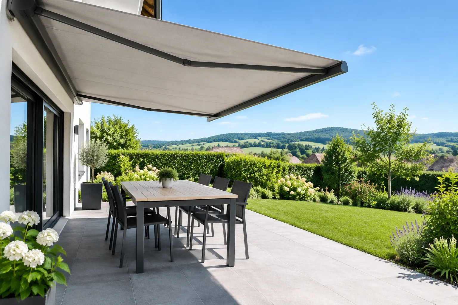 Terrasse couverte avec vue panoramique sur la campagne verdoyante.