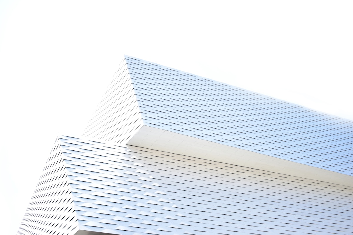 Bâtiment moderne avec des lignes architecturales géométriques.