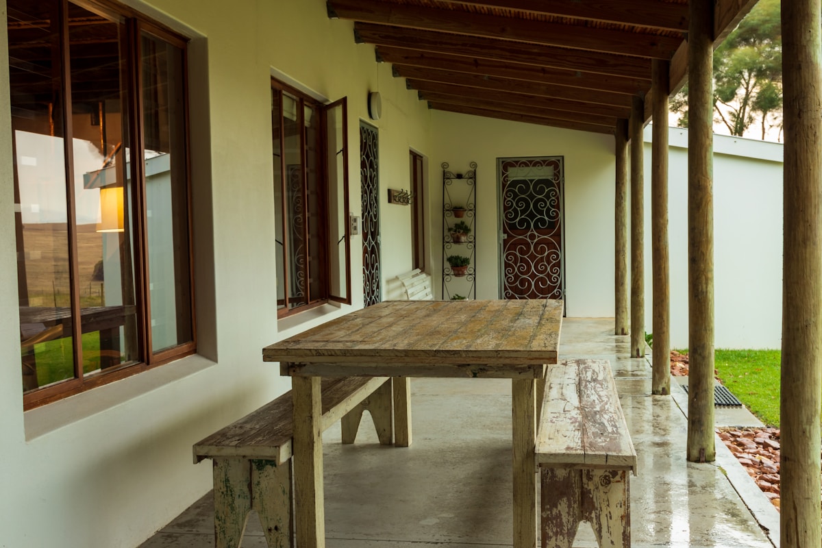 Une table dans une pièce.