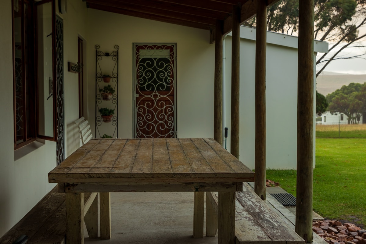 Une table en bois dans une cabane en bois.