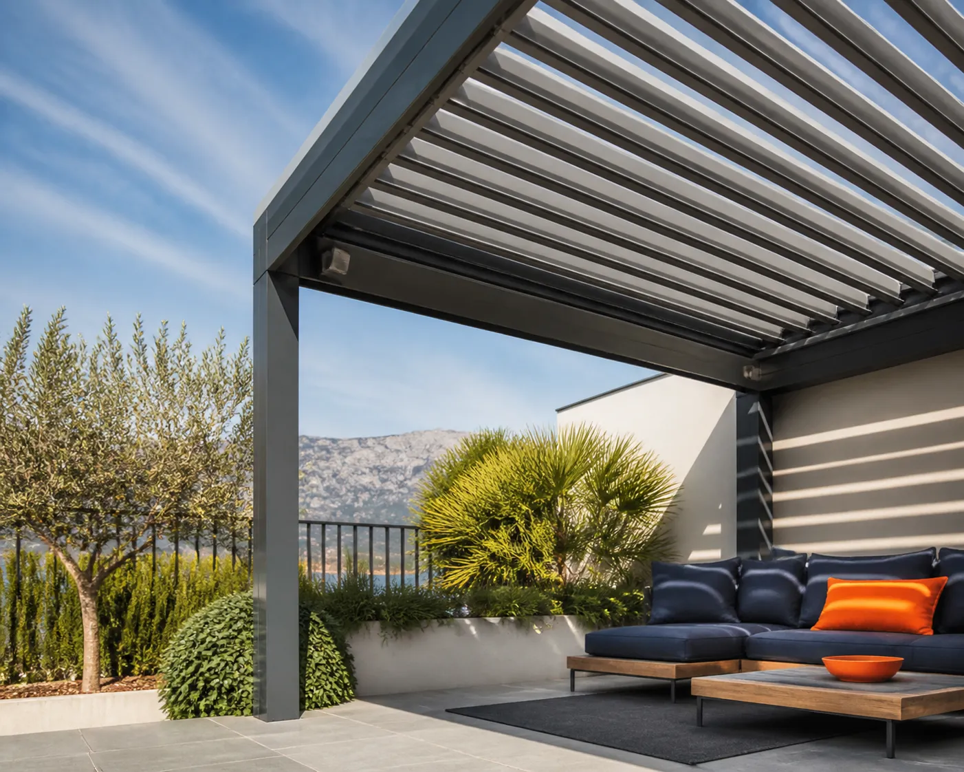 Terrasse extérieure moderne avec mobilier confortable et vue panoramique.
